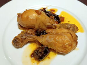 Cuixetes de pollastre guisades amb prunes